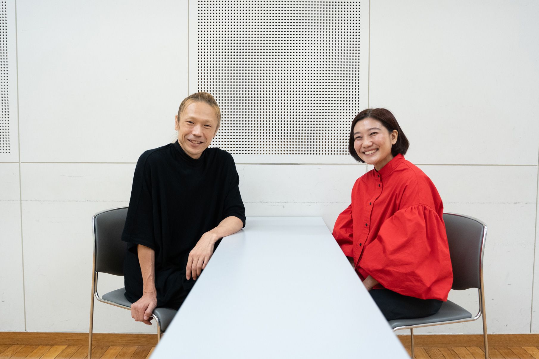 森山開次と栗栖良依が向き合って談笑