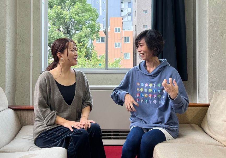 ソファに座って向き合う二人